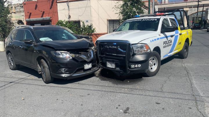 Patrulla choca con camioneta al circular en sentido contrario en Monterrey
