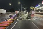 Quedó sin llantas: Hombre dormita y vuelca su camión en avenida Garza Sada