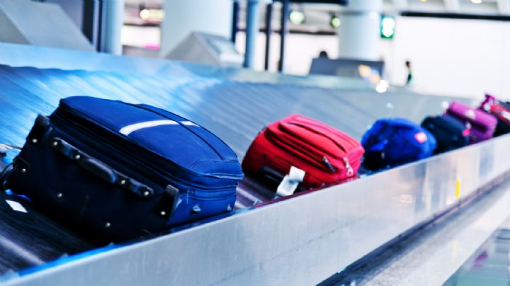 Esto robó un empleado del equipaje de un pasajero en el aeropuerto