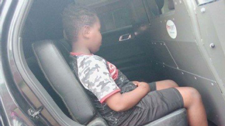 Detienen a niño de 10 años en EU por orinar en estacionamiento