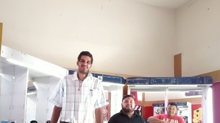 José Alberto es considerado en redes sociales como el hombre más alto de Mina, NL