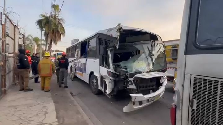 Chofer dormita e impacta camión de personal contra árbol en Guadalupe