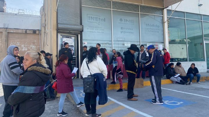 Regios hacen trámites del INE con desinterés político y música en vivo