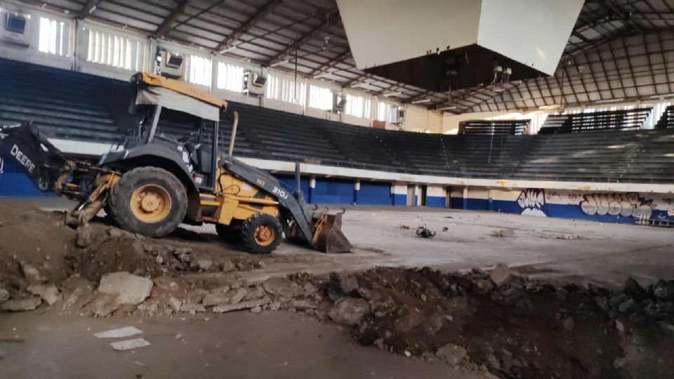 Interior de la arena con maquinaria.