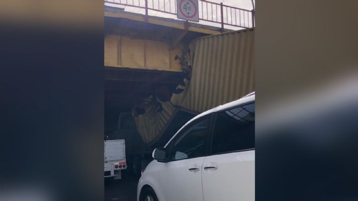 Tráiler se atora en paso a desnivel de Ruiz Cortines y Barragán