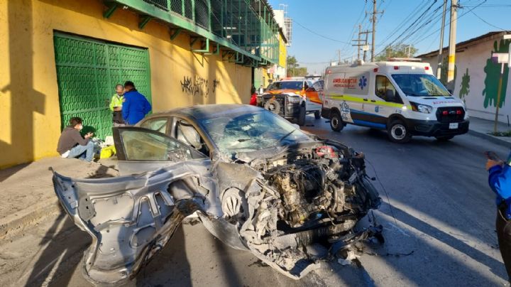 Choque de autos deja un hombre lesionado en Monterrey