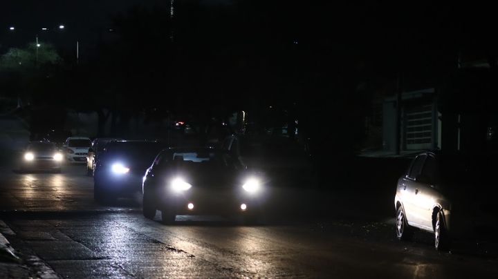 Con frío y sin luz: Colonias de Monterrey se ven afectada por apagones
