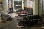 Migrantes duermen a la intemperie y con frío en Gonzalitos