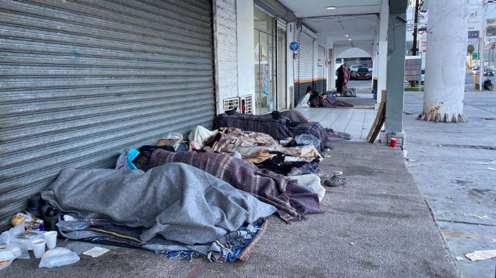 Migrantes rechazan albergues y pasan noche gélida en calles de Monterrey