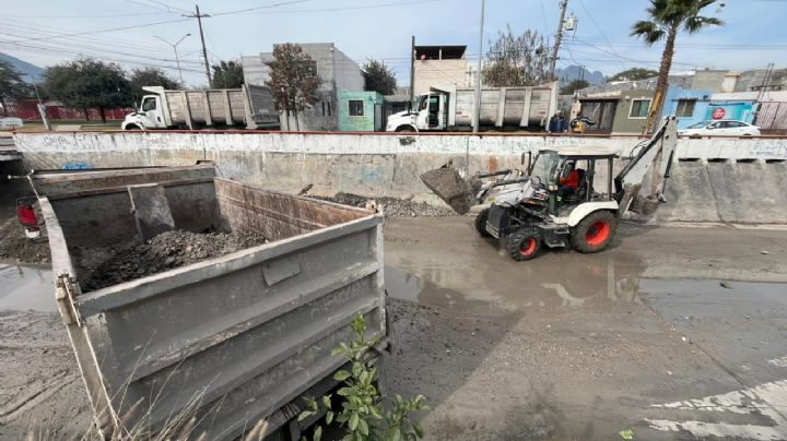 Remueven 2 mil toneladas de escombro del Canal Medular de Monterrey