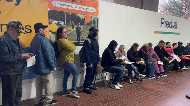 Regios madrugan, pagan el predial y exigen resultados a las autoridades