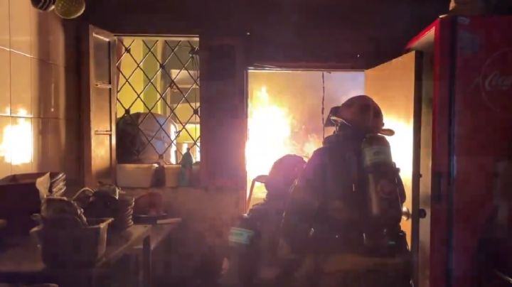Incendio en restaurante lesiona a trabajador en el centro de Monterrey