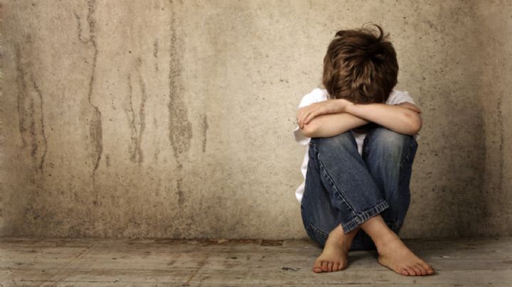 Condenan a madre por abandonar a su hijo; vivió solo 2 años y comía en la calle