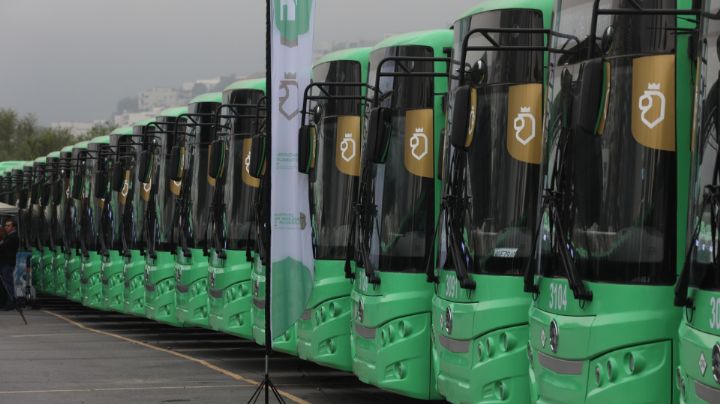 Entregan 85 nuevos camiones y tarjetas 'Me Muevo' con un saldo de 220 pesos