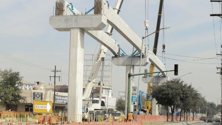 Instalan primera viga de la Línea 6 del Metro en Monterrey