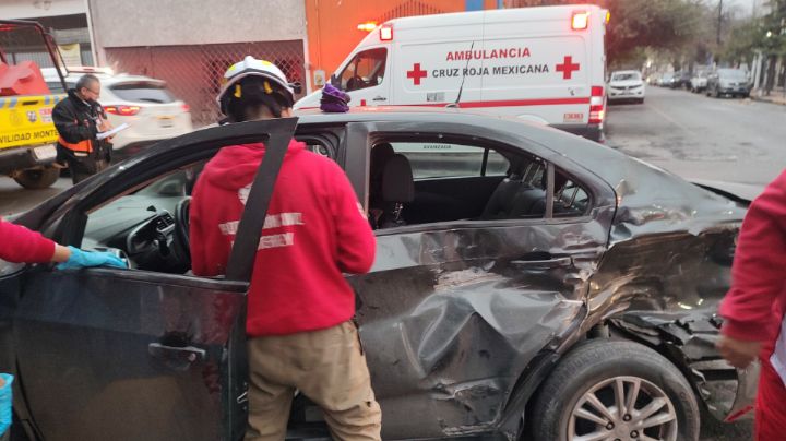 Mujer se pasa el alto y es impactada por un camión en el centro de Monterrey