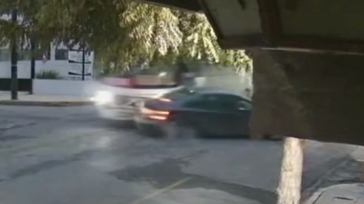 Revelan video de conductora que se pasó el alto y chocó con ruta en Monterrey