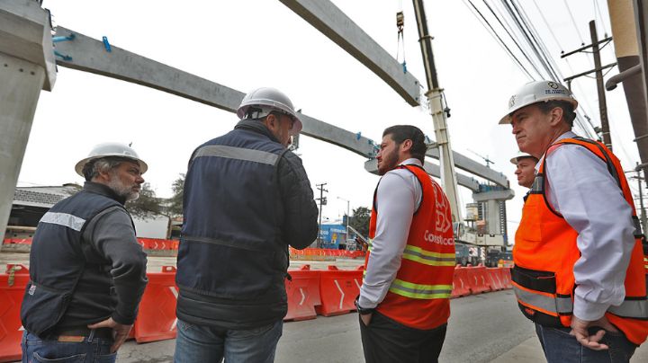Colocan trabes a la obra de la Línea 6 del Metro en Monterrey