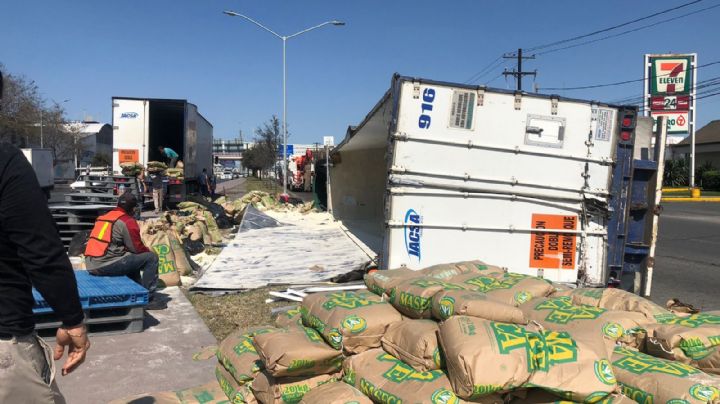 Vuelca tráiler en avenida Los Ángeles en San Nicolás; transportaba harina