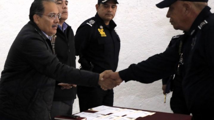 Escobedo reconoce y rinde a homenaje a policías con larga trayectoria