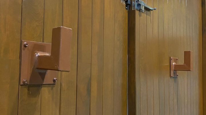 Refuerzan seguridad en Congreso de NL con estructuras para las puertas
