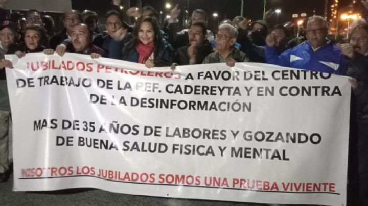 Jubilados petroleros se manifiestan a favor de la refinería de Pemex en Cadereyta
