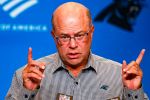 NFL multa a propietario de Panthers por arrojar bebida al público