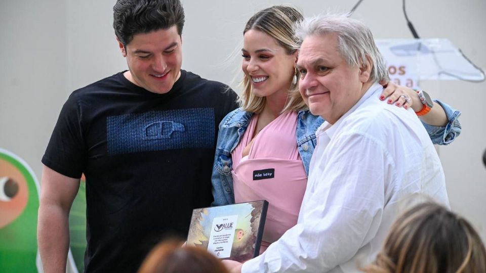 Samuel García y Mariana Rodríguez junto a Carlos Bremer.