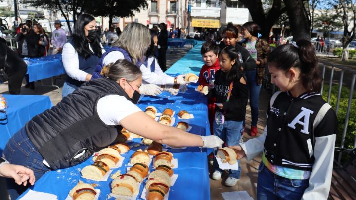 Festejan en Cadereyta el Día de Reyes con rosca de 200 metros