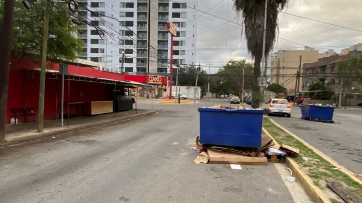 Vialidad de colonia San Jerónimo es obstruida por un contenedor de basura