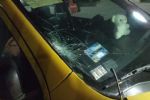 Atropella taxi a joven; llevaba sus audífonos puestos y no vio al auto en Torreón