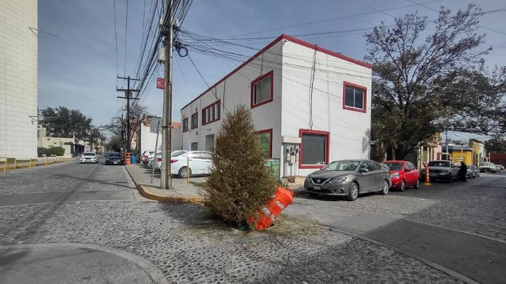Vecinos tapan registro abierto con pino navideño en Monterrey