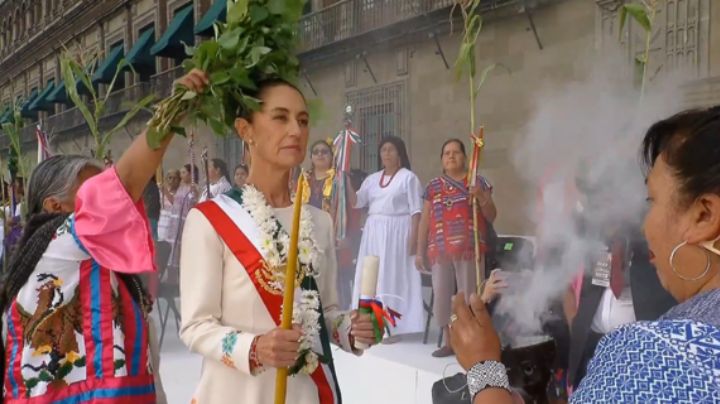 Claudia Sheinbaum recibe el Bastón de Mando de los pueblos indígenas
