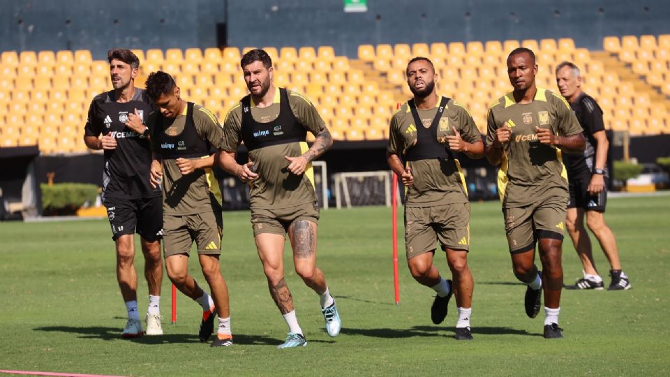 Paunovic trabaja de cerca con jóvenes promesas como David Ayala.