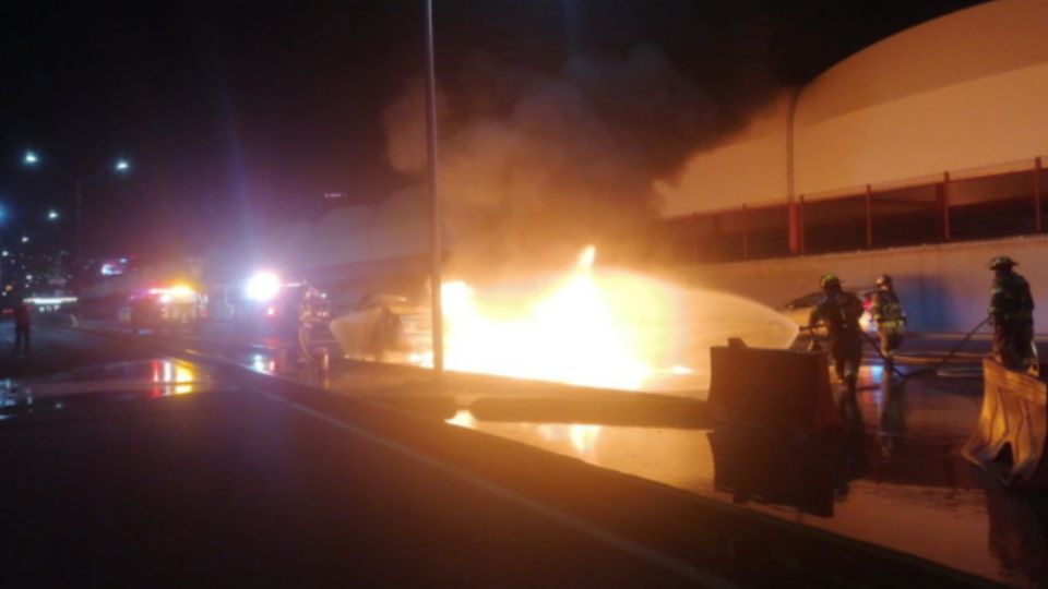 Se incendia vehículo en la Av. Constitución.