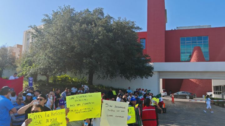 Trabajadores del PJF protestan ante empresarios del Club Industrial en San Pedro