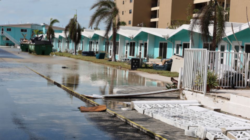 Daños causados por el paso del huracán Milton este jueves en Sarasota, Florida.