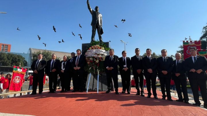 Mineros rinden homenaje a Napoleón Gómez Sada en Parque Fundidora