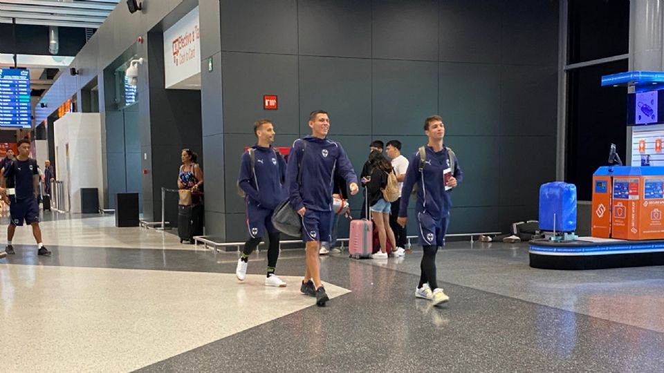 Sergio Canales, Héctor Moreno y Oliver Torres en el aeropuerto de Monterrey previo a la salida de Rayados rumbo a San Antonio