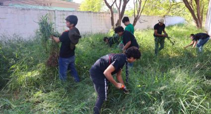 Jóvenes de San Nicolás limpian escuelas para prevenir el dengue