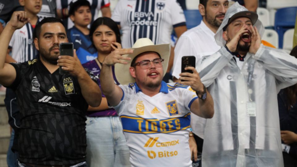 Aficionados de Tigres y Rayados.