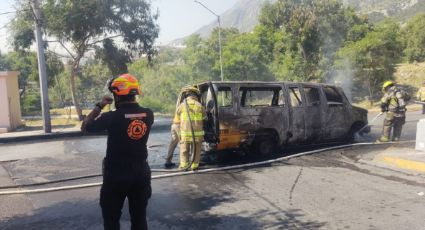 Se incendia transporte escolar en Santa Catarina; 2 adultos y 4 menores logran salir a tiempo