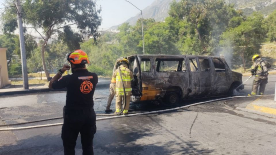 Incendio de transporte escolar en Santa Catarina.