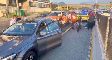 Mujer motociclista choca a Mercedes Benz y queda lesionada en la Carretera Nacional