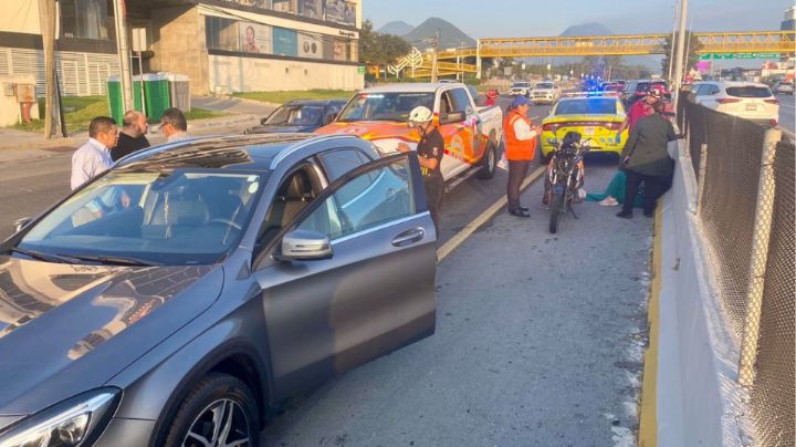 Mujer motociclista choca a Mercedes Benz y queda lesionada en la Carretera Nacional