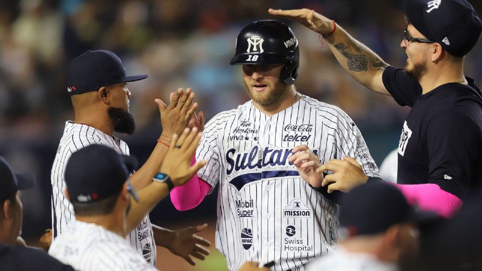 Dustin Peterson celebra una carrera conseguida frente a Mexicali en el Palacio Sultán.