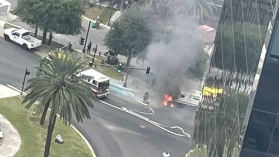 Incendio de camioneta de valores en San Pedro.