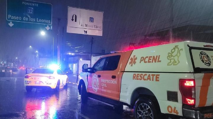 Mueren dos hombres tras ser arrastrados por la corriente en Monterrey