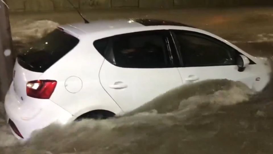 Hombre lamenta cómo la corriente afectó a su auto en Monterrey