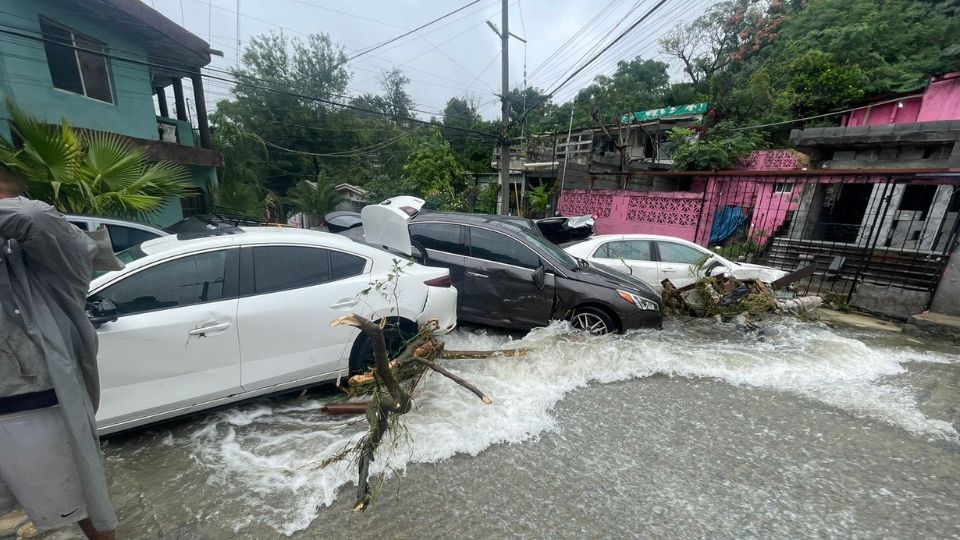 Autos arrastrados por la corriente en la colonia Nuevo México